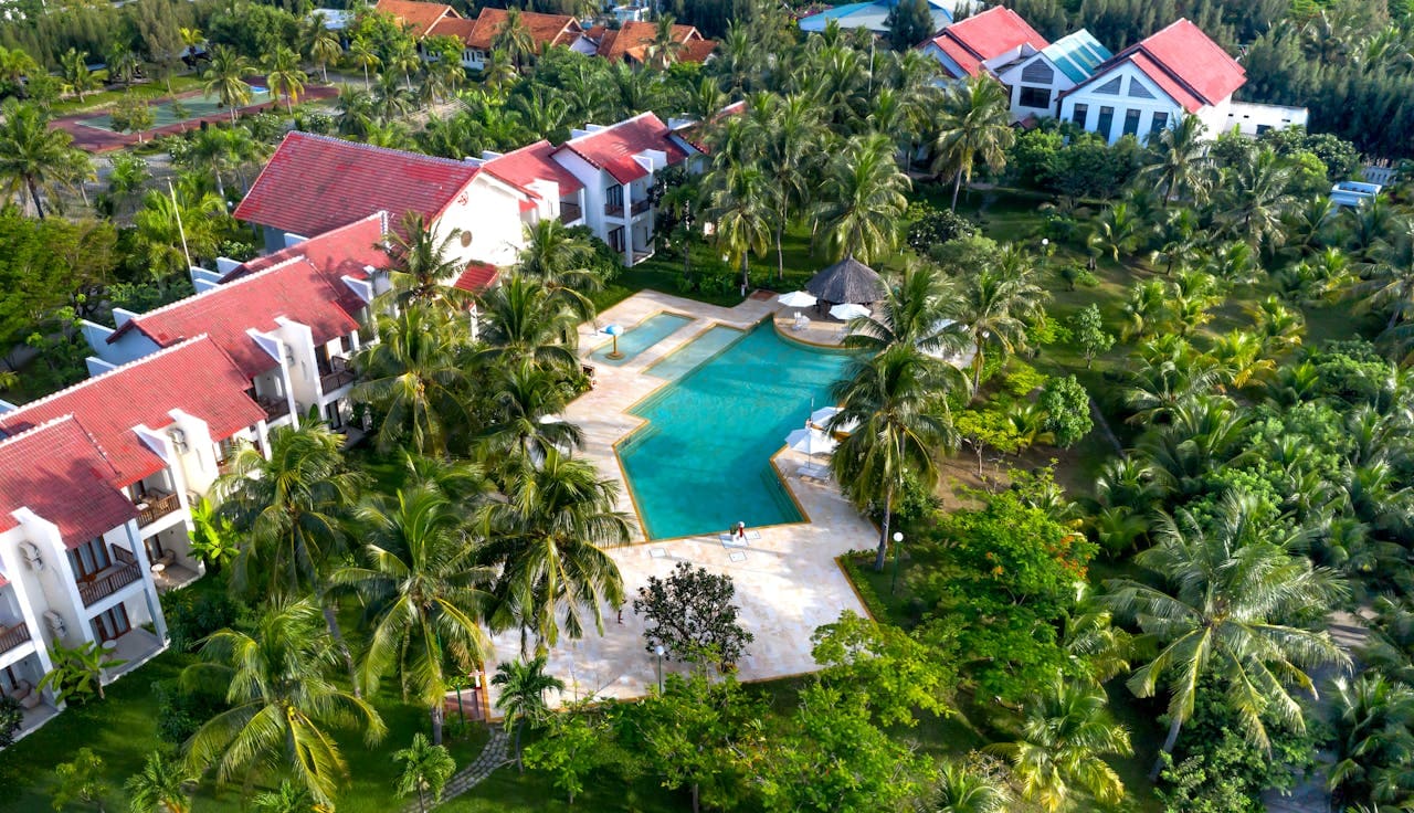 Vista aérea de un hotel en la bahía con acceso a reservas directas con sentaury