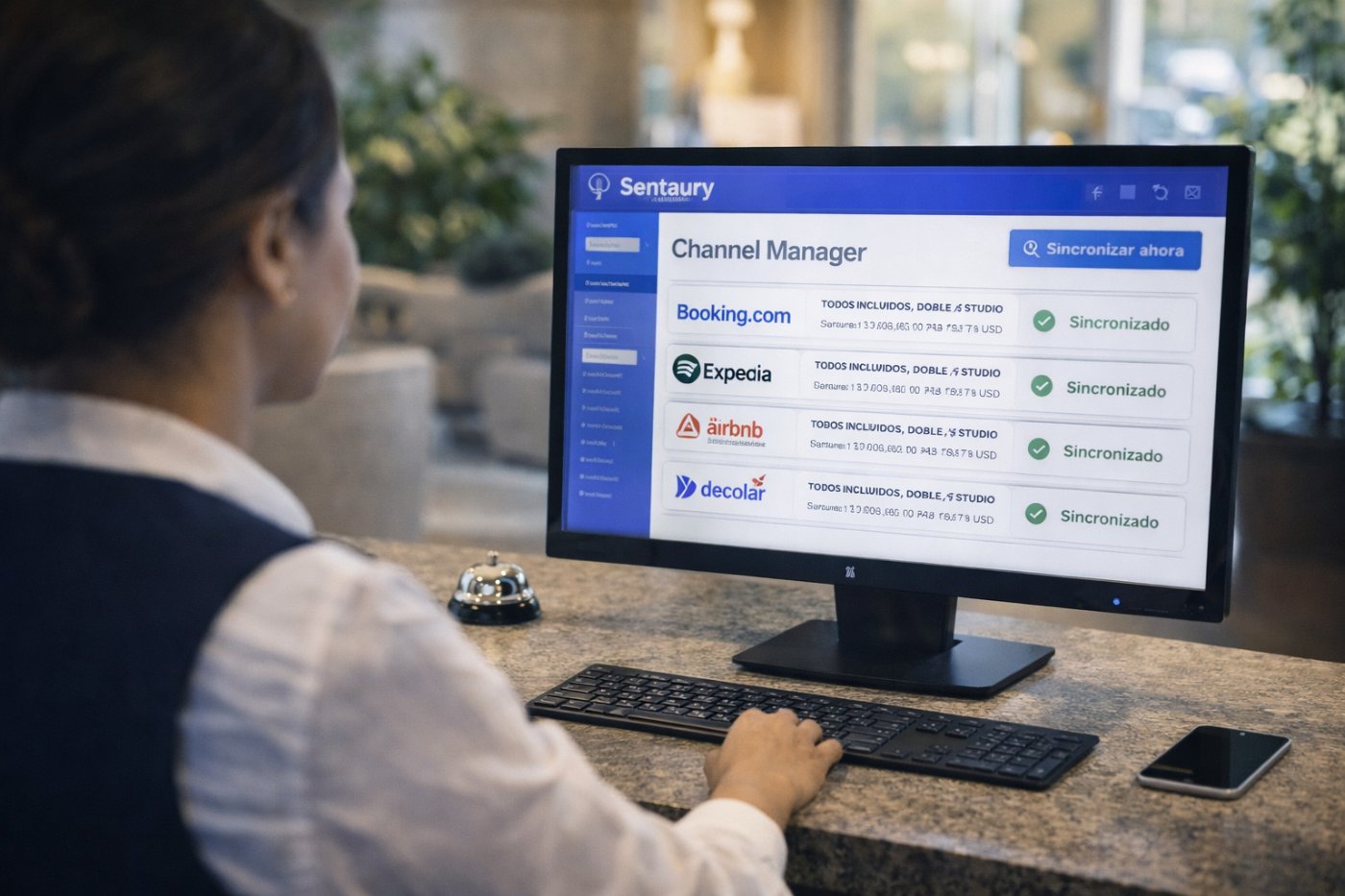 Recepcionista gestionando canales desde el panel del channel manager hotelero con todos los canales sincronizados en verde